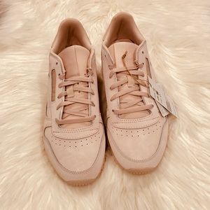 NWT Classic Women Running Shoe